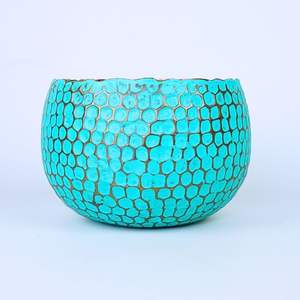 Bol en cuivre moderne avec motif en nid d'abeille Décoration intérieure élégante et pour servir des collations aux fruits ou pour les mariages - Product Image 4