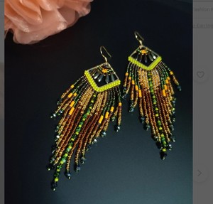 Boucles d'oreilles à franges en perles de rocaille avec pompon vert émeraude de qualité supérieure, boucles d'oreilles indigènes perlées - Product Image 1