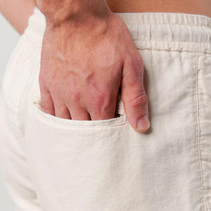 กางเกงขาสั้นผ้าฝ้ายสไตล์สตรีทสำหรับผู้ชายกางเกงขาสั้นผ้าคอตตอนแบบปรับแต่งได้ลายพื้นปิดเอวยางยืดทำจากปากีสถาน - Product Image 5