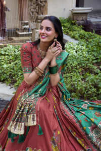 Luxueux Kalamkari imprimé Tasar soie Lehenga avec boîte de conserve et support en toile ensemble Dupatta traditionnel en gros pour les revendeurs - Product Image 2