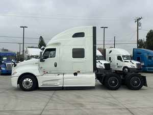 รถบรรทุกหัวลากแบบมีห้องนอน รุ่นประหยัดปี 2022 LT Sleeper - หลังคาสูง A26 450 แรงม้า เกียร์อัตโนมัติ 12 สปีด พร้อมส่งออกทั่วโลก - Product Image 3