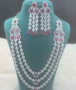 Parure de bijoux en laiton moderne haut de gamme, collier et boucles d'oreilles fleuris étincelants pour mariage, fiançailles et soirée - Product Image 6