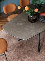 Table à manger ovale extensible et rotative de design italien, pieds en métal noir mat, plateau en céramique à ouverture simultanée, appartement