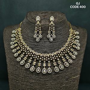 Collier et boucles d'oreilles AD en laiton de qualité d'exportation Bijoux de style classique combinés pour les cérémonies de mariage et les célébrations festives - Product Image 5