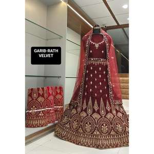 Lehenga Choli en velours fait à la main avec broderie complexe, vêtements de fête indiens et pakistanais à forte demande provenant directement de l'Inde - Product Image 1