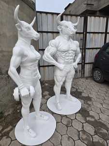 Escultura de Toro en FRP Blanco, Figuras Masculinas y Femeninas, Arte Contemporáneo Hecho a Mano, Decoración para Bodas y Exteriores - Product Image 3