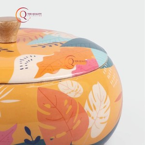 La boîte à casseroles ronde décorative faite à la main la plus vendue avec sculpture à la main garde vos rotis au chaud dans le style disponible à la vente - Product Image 3