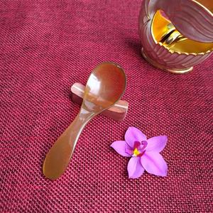 Cuillère en corne de buffle naturelle, fabriquée à la main et polie, parfaite pour servir des épices, des condiments ou pour une utilisation décorative sur la table, de haute qualité - Product Image 1