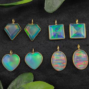 Colgante de bisel de ópalo etíope Piedra preciosa Forma de diamante Bisel de plata Colgante Hecho a mano Encantos de ópalo de fuego Proveedores de joyería al por mayor - Product Image 2