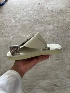 Zapatillas de cuero para hombre con estampado de serpiente - Product Image 2