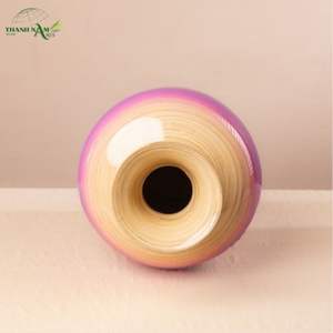 Vase en bambou filé artisanal avec un col naturel et un corps de couleur contemporaine - Product Image 3