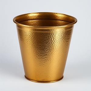 Pot d'arrosage fait à la main de luxe en laiton doré finition antique parfaitement conçu pour le style de jardin intérieur élégant et saisonnier - Product Image 6