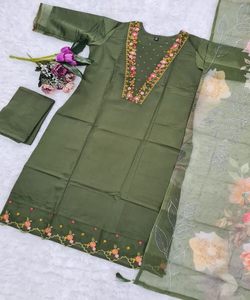Precioso conjunto de satén estacional Salwar Kameez Dupatta con diseño impreso opulento - Product Image 2