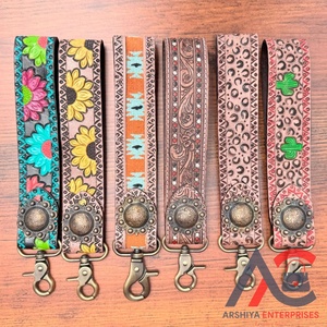 Date Western main usiné en cuir Concho Floral bracelet lanière porte-clés personnalisé en cuir de vachette clé Clip Cowgirl cadeaux - Product Image 1