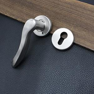 Poignée de porte incurvée élégante en argent avec un design élégant, parfaite pour les entrées et les portes intérieures en bois de maisons et bureaux modernes - Product Image 2