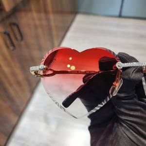 Gafas de Sol Premium en Forma de Corazón Rojo, Personalizadas, Unisex, con Lentes de Cristal con Incrustaciones de Diamantes, Montura de Acero Inoxidable, Ligeras, UV400 - Product Image 5