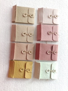 Pochettes en papier kraft de luxe écologiques sur mesure avec œillets dorés et ficelle en jute dans des couleurs pastel pour l'emballage de bijoux fins - Product Image 4