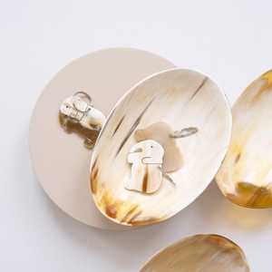 Bol de service en corne de buffle naturelle polie à la main avec artisan pour un style de table boisé au prix de gros par HF CRAFST - Product Image 4