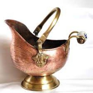 Seau à charbon métallique de grande capacité résistant aux intempéries avec couvercle étanche pour empêcher l'humidité de ruiner le charbon de bois - Product Image 1