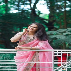 Hermoso Sari de seda de organza pesado de diseñador con trabajo de bordado de hilo y lentejuelas y blusa de seda Mono Banglori - Product Image 1