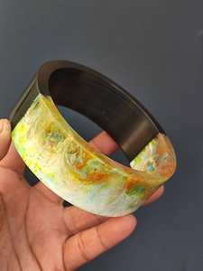 Brazaletes de resina facetada etérea - Product Image 2