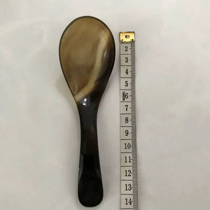 Cuillère en corne de buffle naturelle, fabriquée à la main et polie, parfaite pour servir des épices, des condiments ou pour une utilisation décorative sur la table, de haute qualité - Product Image 1