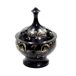 Brûleur d'encens en laiton gravé noir au design vintage pour la combustion d'encens religieux - Product Image 1