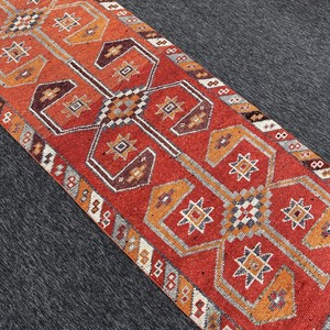 Petit tapis vintage écologique 3,2x10,7 pieds, patchwork orange et gris en laine avec envers en latex - Product Image 3