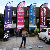 Drapeau publicitaire concave en polyester imprimé sur mesure 2,3x9,5 pieds, livraison rapide, pour usage extérieur