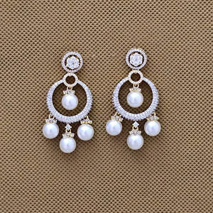 Pendientes colgantes de moda clásica al por mayor Zirconia cúbica con 2 tonos chapado en rodio pendiente clásico superventas para Mehndi - Product Image 1