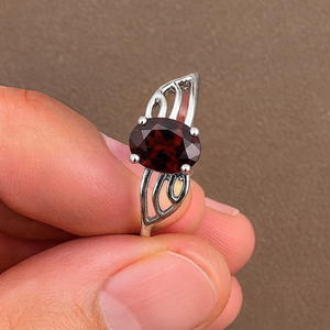 Anillo de compromiso y boda unisex de plata de ley 925 con granate de corte ovalado y baño de rodio de Rhaya Jewels, moderno para fiestas, piedra de nacimiento de enero - Product Image 1
