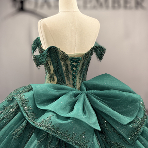 Vestido de noche con volantes, cristales y brillo verde esmeralda 8546 para quinceañera - Product Image 6