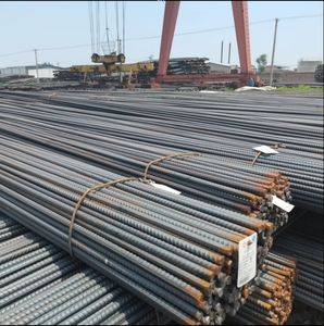 AiSi Barres d'armature en acier standard en paquets 16mm 20mm Barre d'acier déformée laminée à chaud pour la construction de bâtiments - Product Image 4