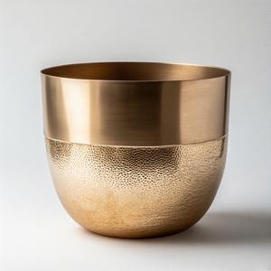 Pot texturé à grain doré avec design classique à large bouche et détails délicats en marteau, parfait pour les jardins Elite Terrace - Product Image 4