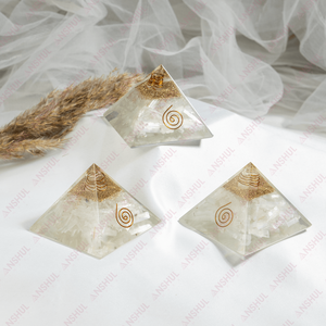Pyramide de guérison en sélénite naturelle premium avec pointe de cristal pour la méditation et la décoration - Product Image 4