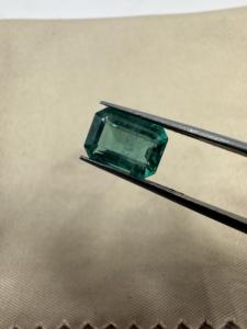 Émeraude de qualité fine zambienne naturelle non chauffée et non traitée 1.56 carats pour l'utilisation de bijoux - Product Image 3