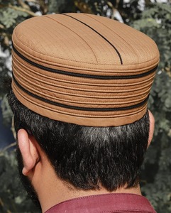 Bonnet de prière islamique cousu à la main avec un design de couture moderne, léger et parfait pour les occasions décontractées et sportives - Product Image 2