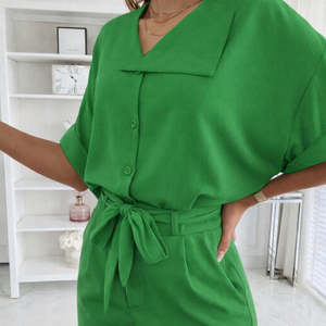 Ensemble deux pièces pour femme, chemisier en crêpe à manches courtes et col boutonné, pantalon assorti, 32308 - Vert - Product Image 2