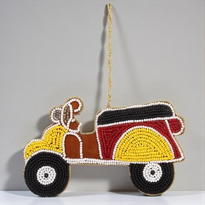 Décoration de vélo suspendue Zari |   Ornement de vélo en tissu, dentelle et pierres pour porte-clés, décoration murale et de véhicule - Product Image 1