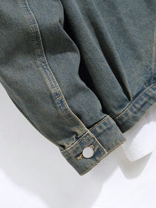 แจ็กเก็ตยีนส์แบบย้อนยุคของผู้ชายผ้าคอตตอน100% โอเวอร์ไซส์มีกระเป๋าซักลายจุดสำหรับฤดูใบไม้ผลิผลิตตามสั่ง - Product Image 3