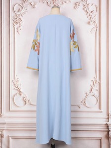 Vestido Abaya modesto de longitud completa azul cielo con impresionante bordado de hojas de oro metálico y bronce que adorna las mangas y el pecho - Product Image 6