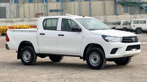 Toyota Hilux 2.4GD, Camioneta Diésel Manual, Tracción en las Cuatro Ruedas, 5 Asientos, 4 Puertas - Product Image 2
