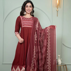 Ensemble Kurti floral imprimé pour femme de qualité supérieure trois pièces-tissu doux avec ensemble Dupatta et pantalon assorti - Product Image 1