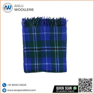 Manta azul marino Douglas de calidad superior, mezcla de comodidad y estilo - Product Image 2