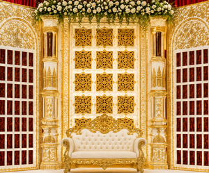 Décor de scène de style Bollywood classique blanc et or, toile de fond de réception indienne de luxe avec piliers et panneaux sculptés, pour mariage indien aux États-Unis - Product Image 3