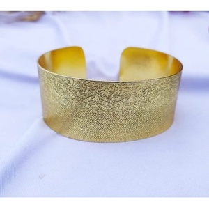 Bracelets classiques faits à la main en laiton plaqué or, style élégant avec design classique - Product Image 5