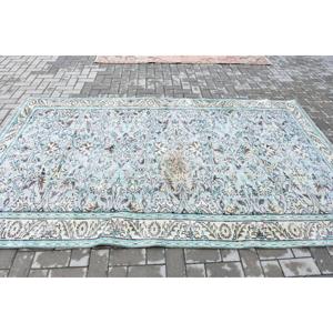 Alfombra Vintage de 5.7x9 pies, Alfombra Turca Grande, Alfombra de Lana con Diseño Floral Azul y Blanco - Product Image 3