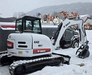 Mini excavadora en venta, excelente estado, tamaño compacto, perfecta para sitios de trabajo pequeños, disponible para la venta. - Product Image 2