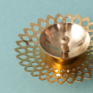 Diya de latón tradicional para Pooja Cultural Elegance Lighting para el hogar para la celebración de Navidad - Product Image 3