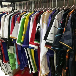เสื้อฟุตบอลขายส่งปี 2026 ราคาถูก เสื้อฟุตบอลผู้ใหญ่ ทีมชาติไทย แบบคลาสสิค ชุดเหย้า ปรับแต่งได้ สไตล์เรโทร ผ้าโพลีเอสเตอร์แบบสั้น - Product Image 1